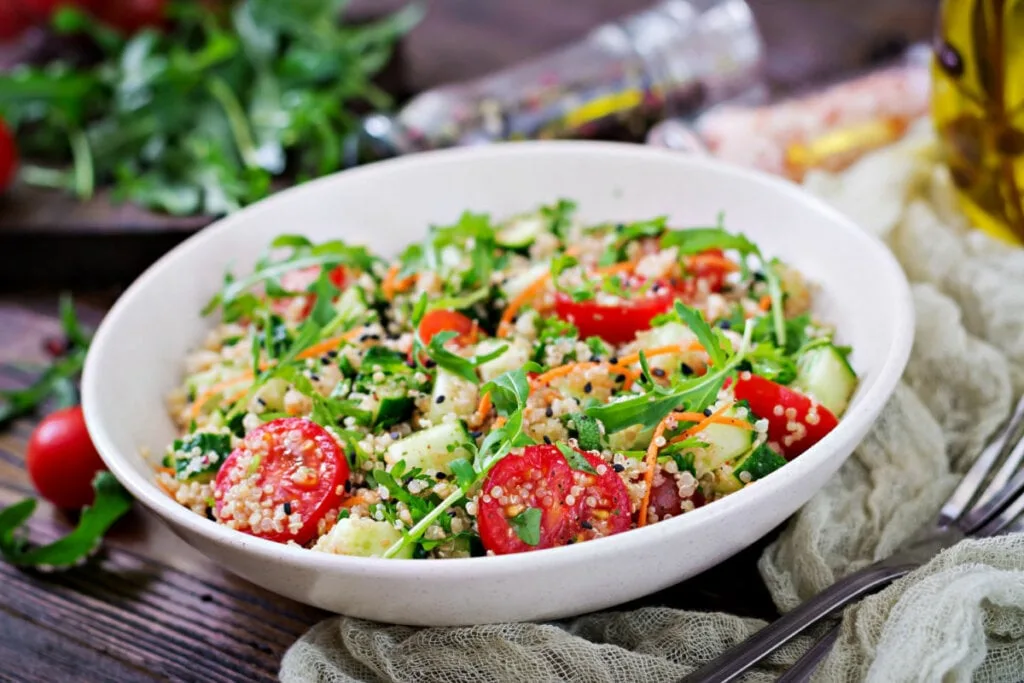 5 saladas refrescantes para o almoço de domingo