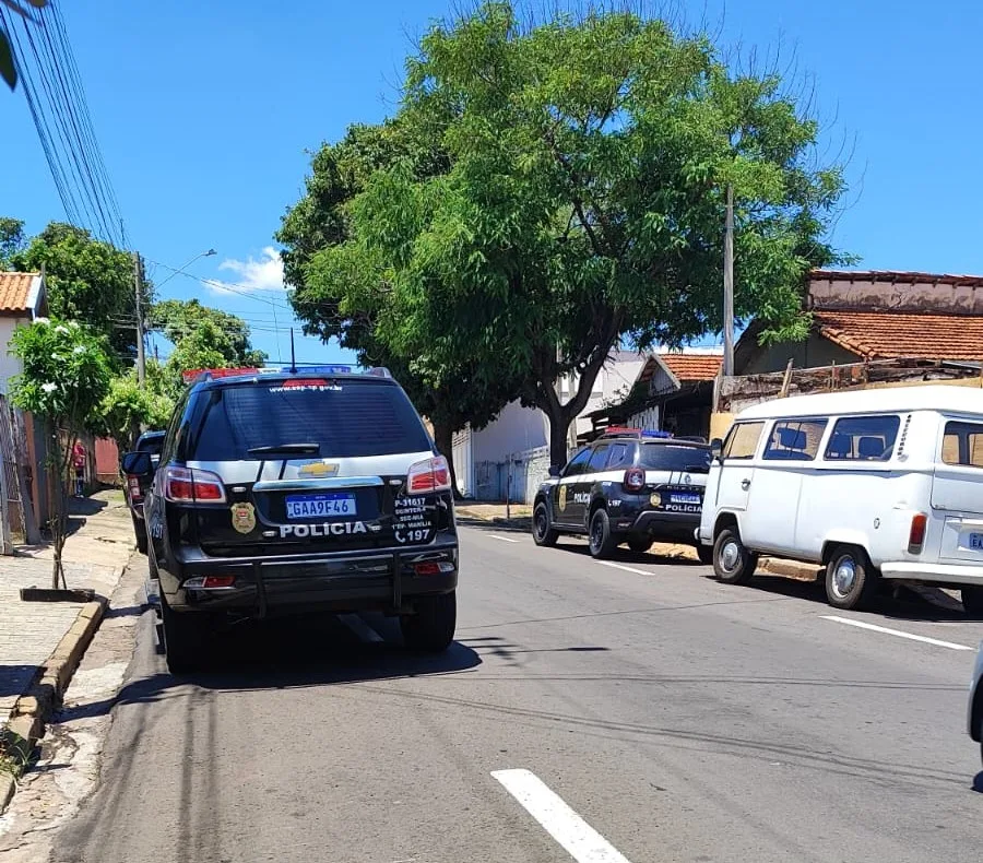 Policiais apreenderam maquinas de cartão e maconha