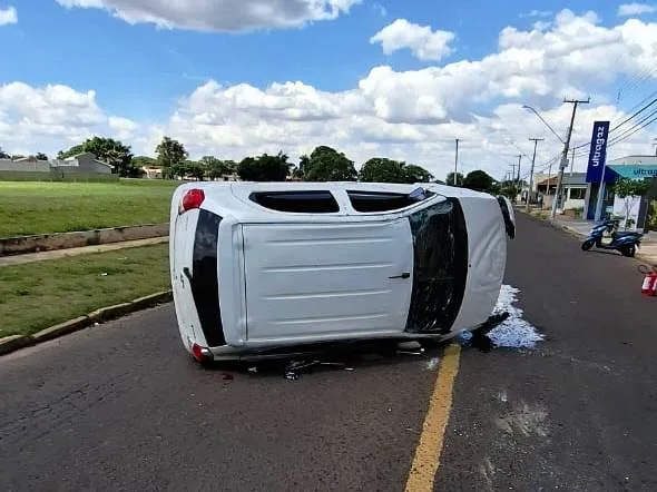 Mulher tem ferimentos depois de carro tombar em acidente