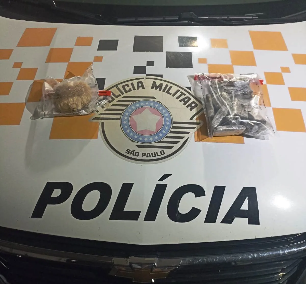 Trio com drogas foge, bate em carro da PM e acaba preso