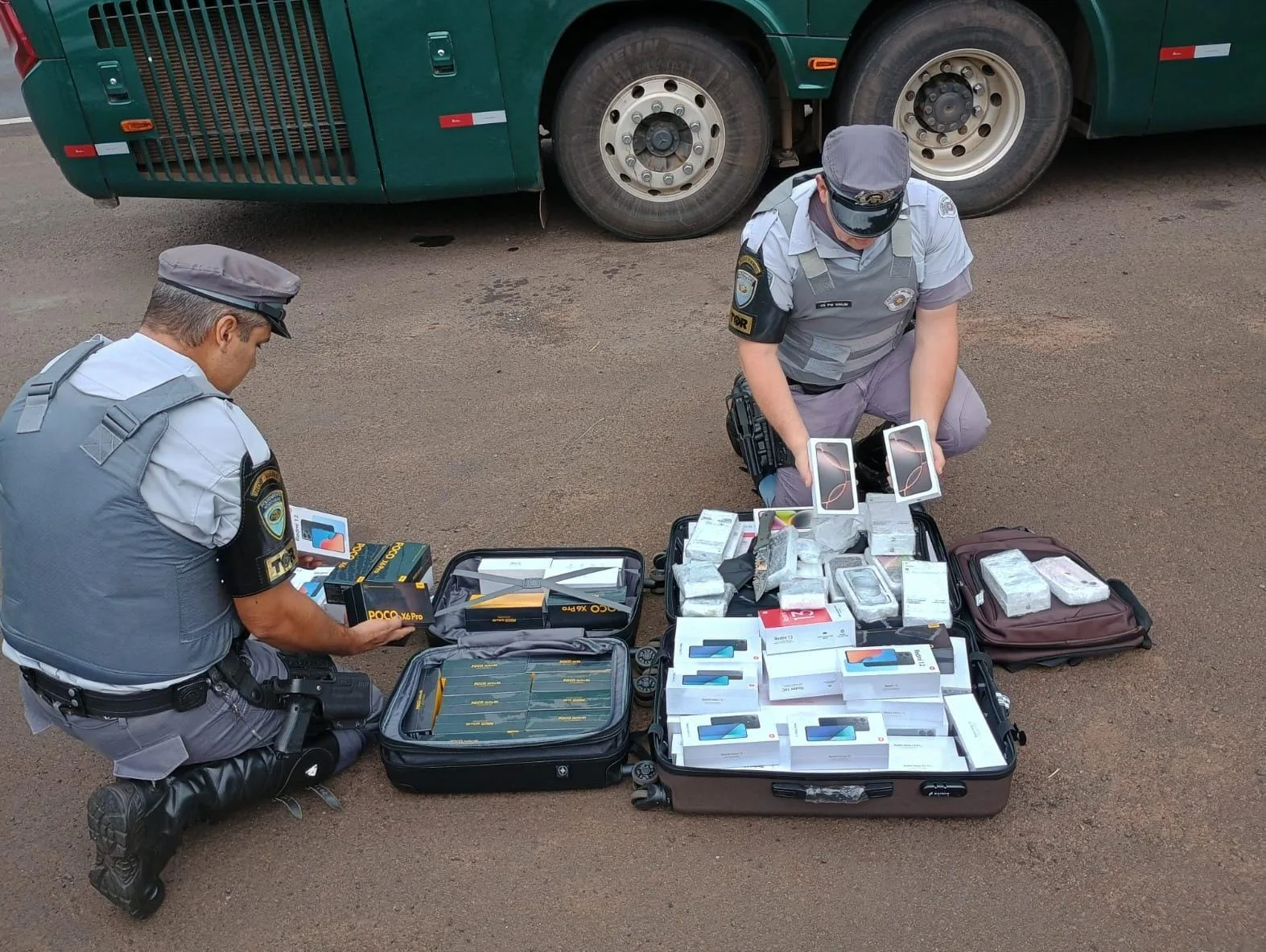 Polícia Rodoviária faz fiscalização e apreende 112 celulares em Assis