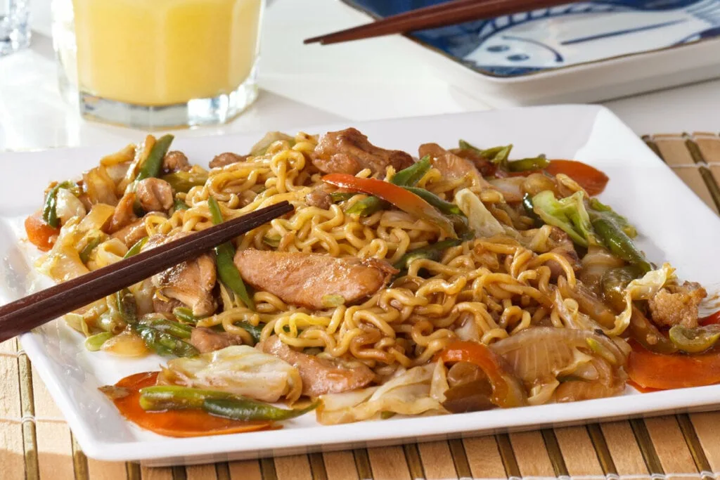 5 receitas de yakisoba fáceis de fazer