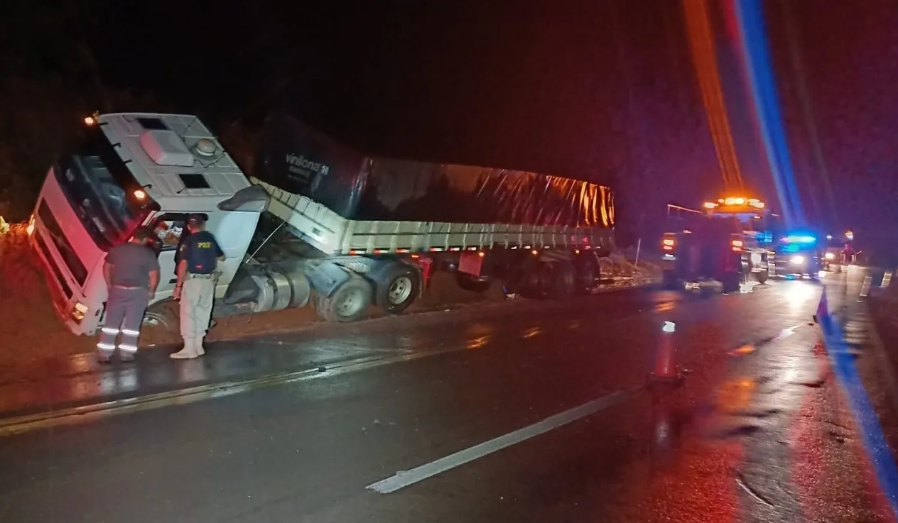 Carreta só parou depois de bater em barranco