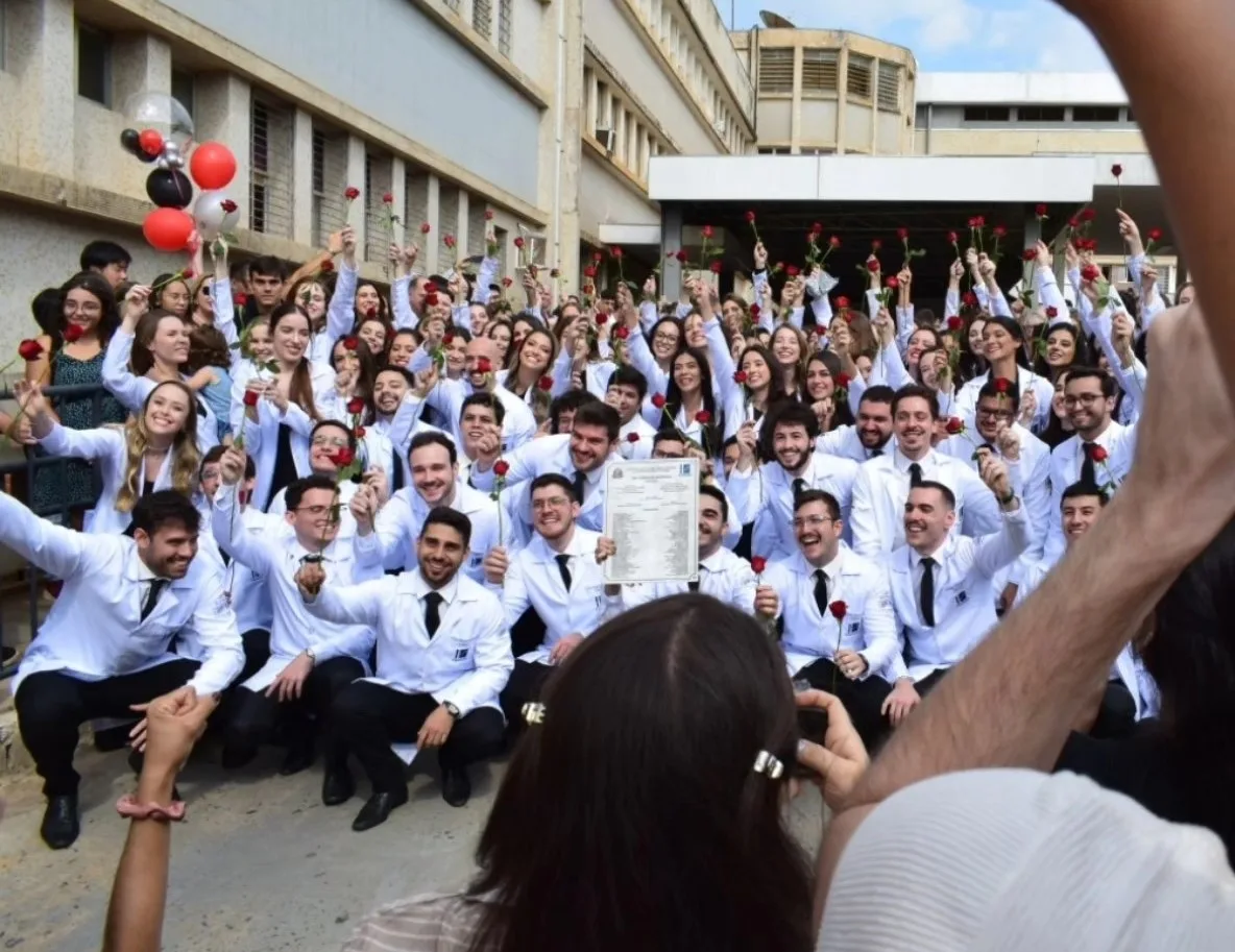 Futuros médicos cumprem tradição em Marília e descem rampa do HC em fim de curso