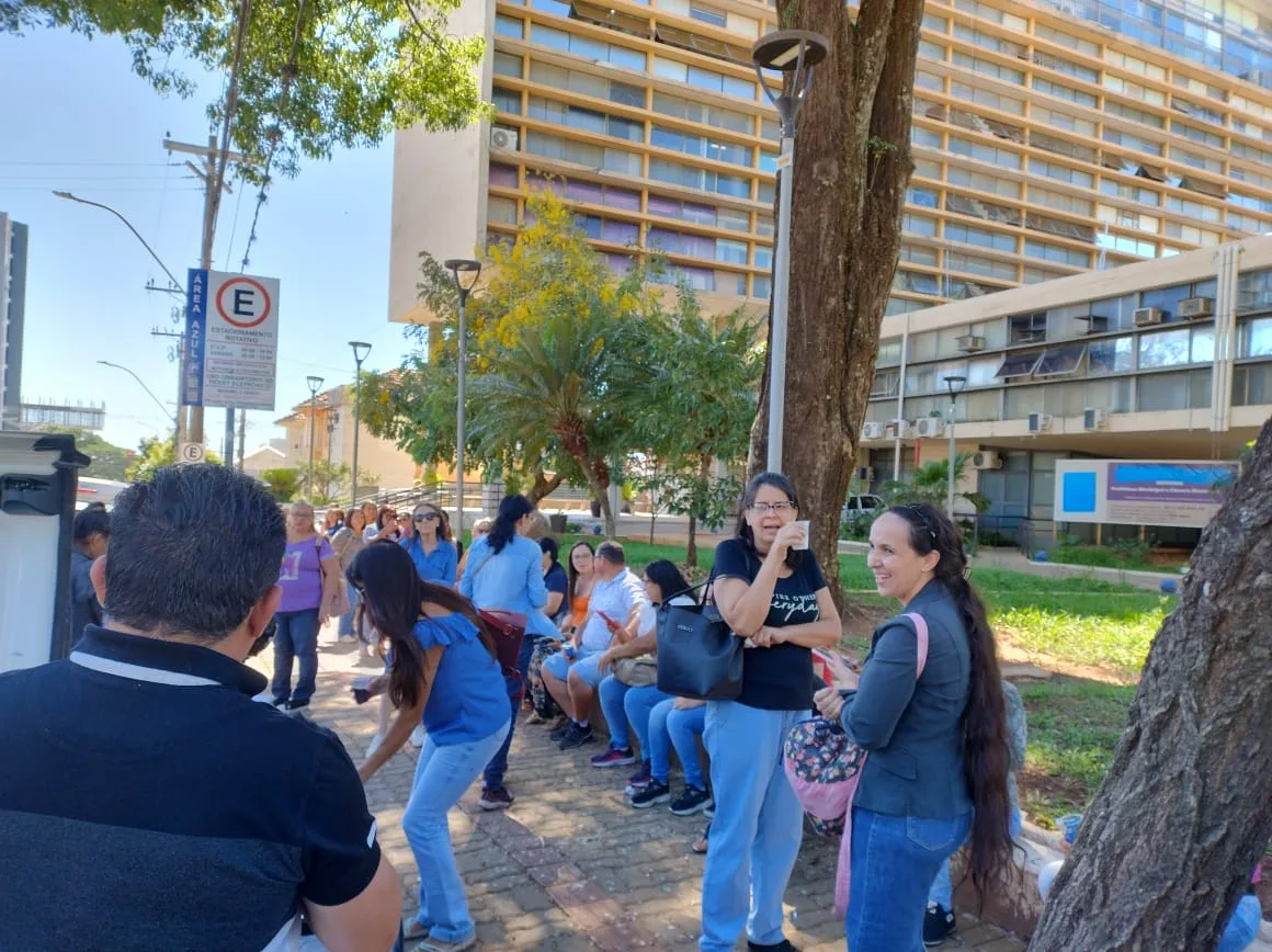 Protesto de merendeiras no centro de Marília cobra salários