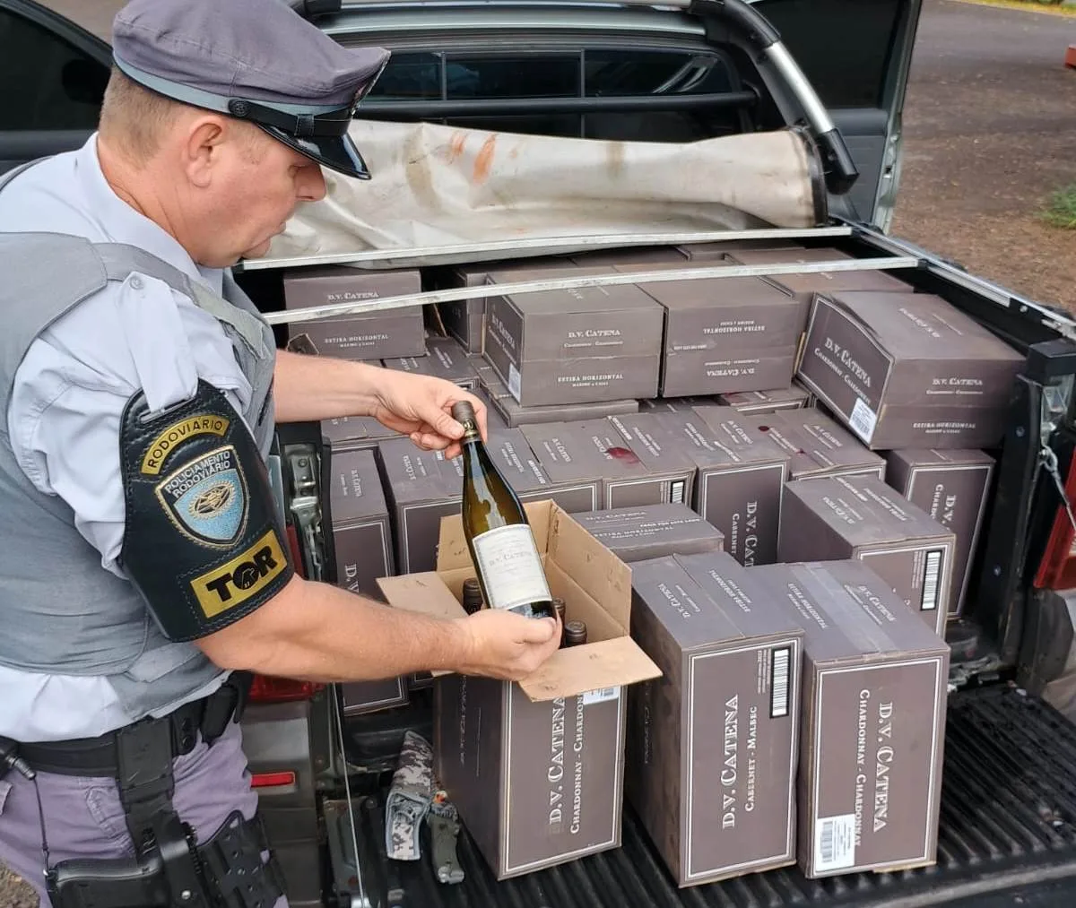 Fiscalização da Polícia apreende 55 caixas de vinhos argentinos em Assis