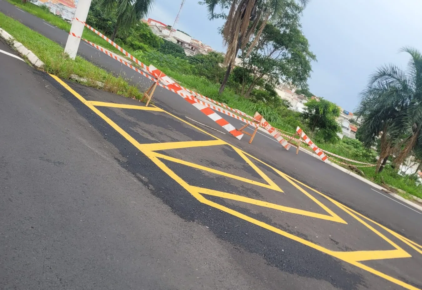 Erosão fecha pista de avenida de acesso a Marília