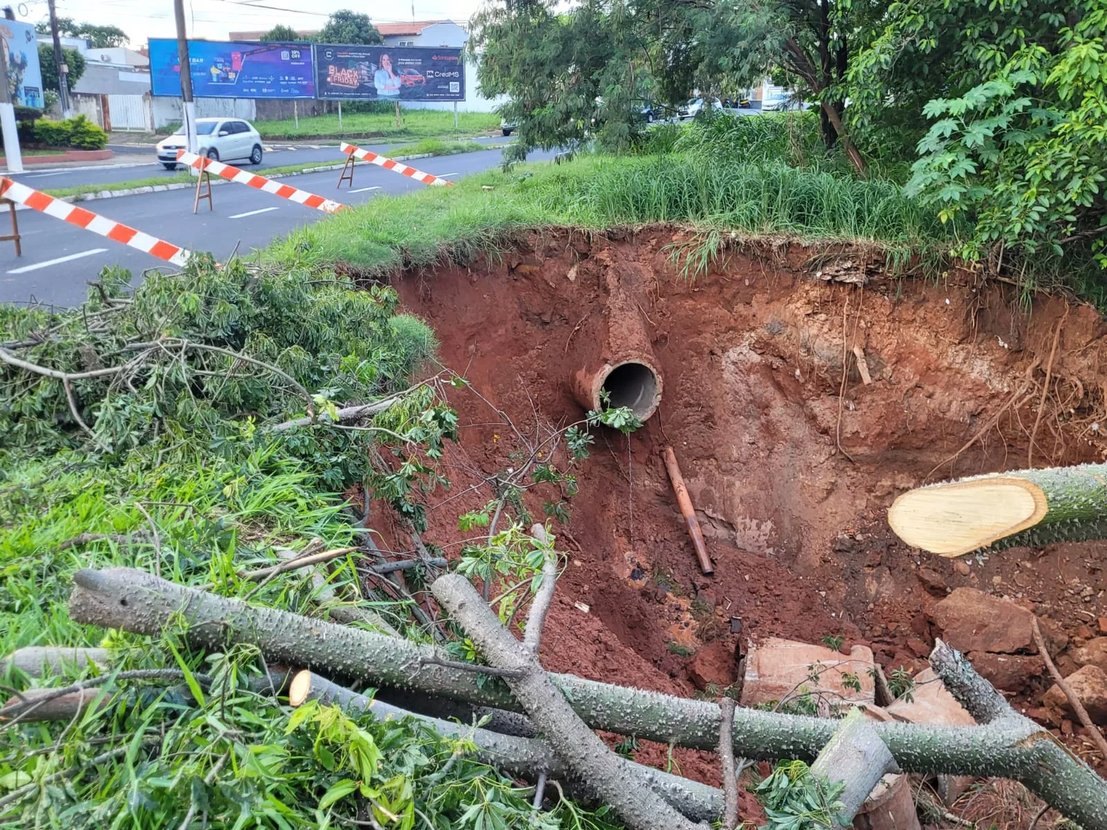 Erosão ameaça avenida em Marília