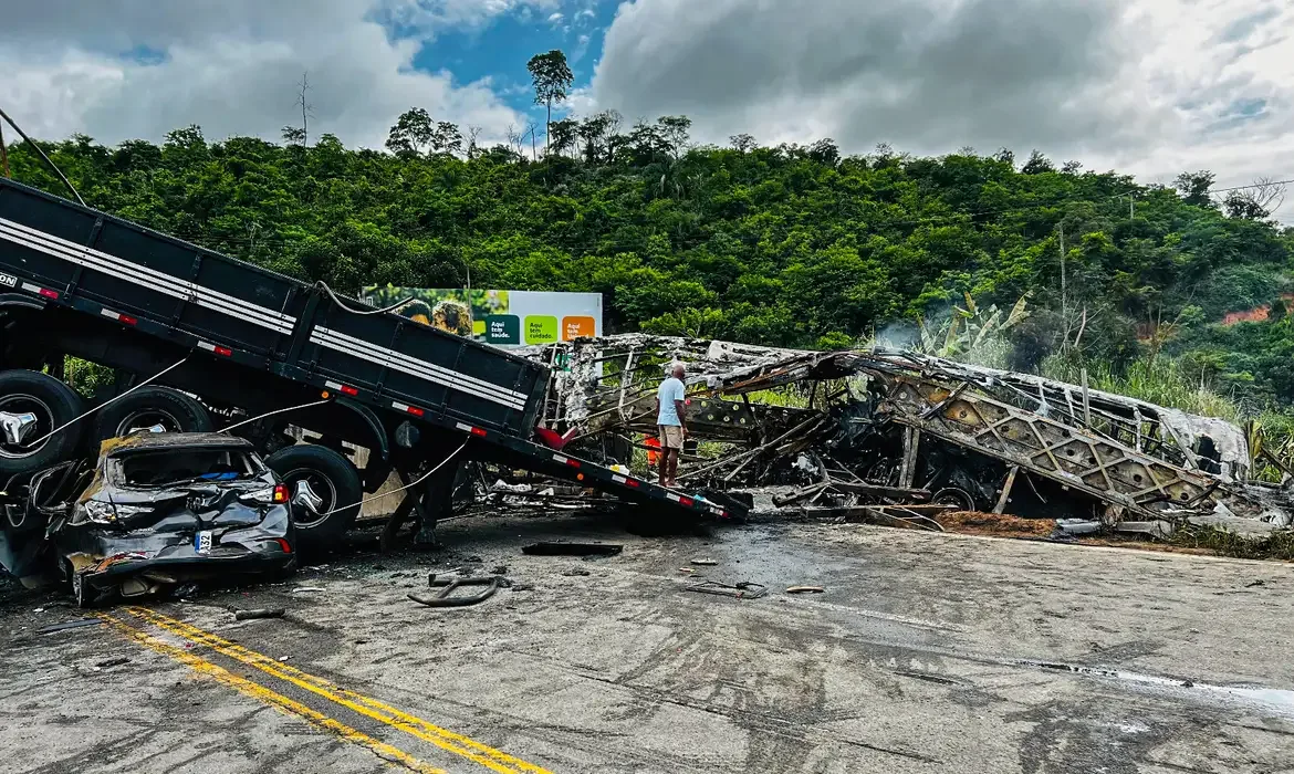 Acidente em rodovia de Minas tem 22 mortos em ônibus queimado