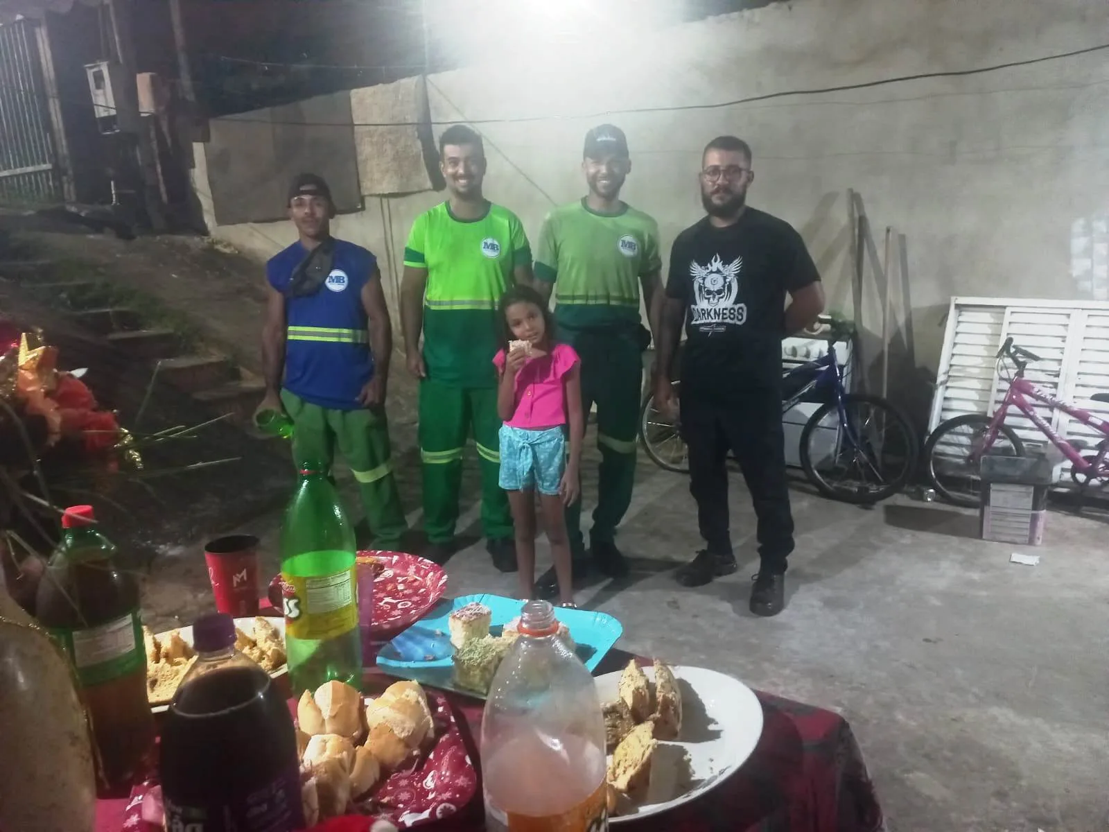 Filha pede e diarista faz lanche de Natal para coletores em Marília