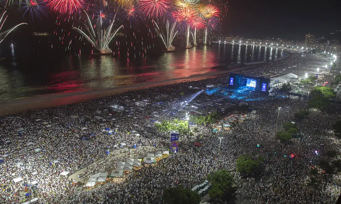Virada em Copacabana deve ter seis navios de cruzeiros e até 300 barcos