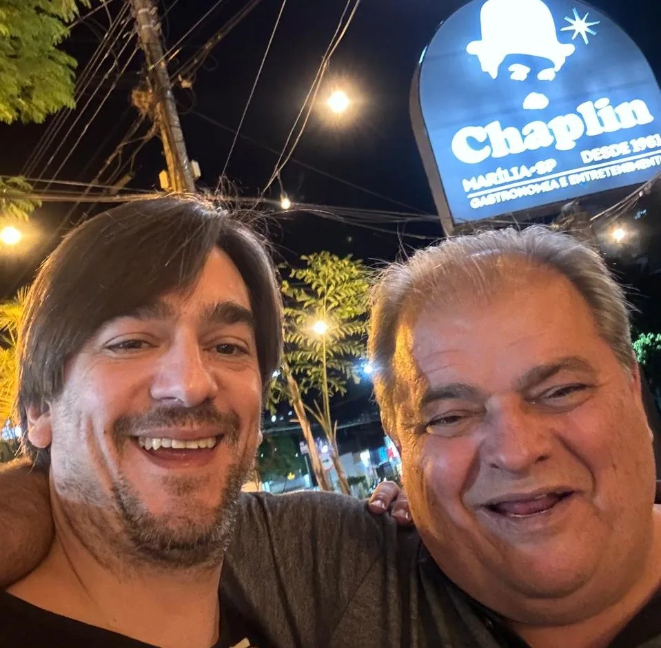 Fernando Diniz com Paulinho Delboni: Chaplin faz 43 anos com histórias, pessoas e programação de lazer