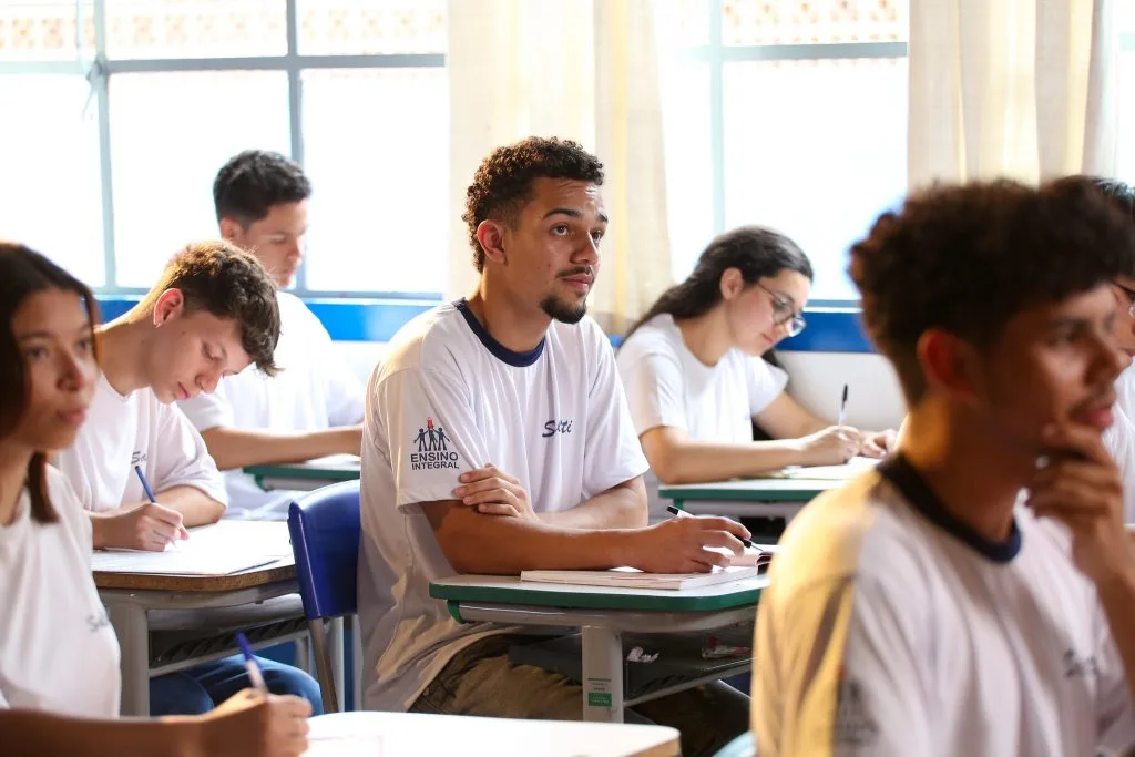 São Paulo proíbe uso de celulares em escolas públicas e particulares