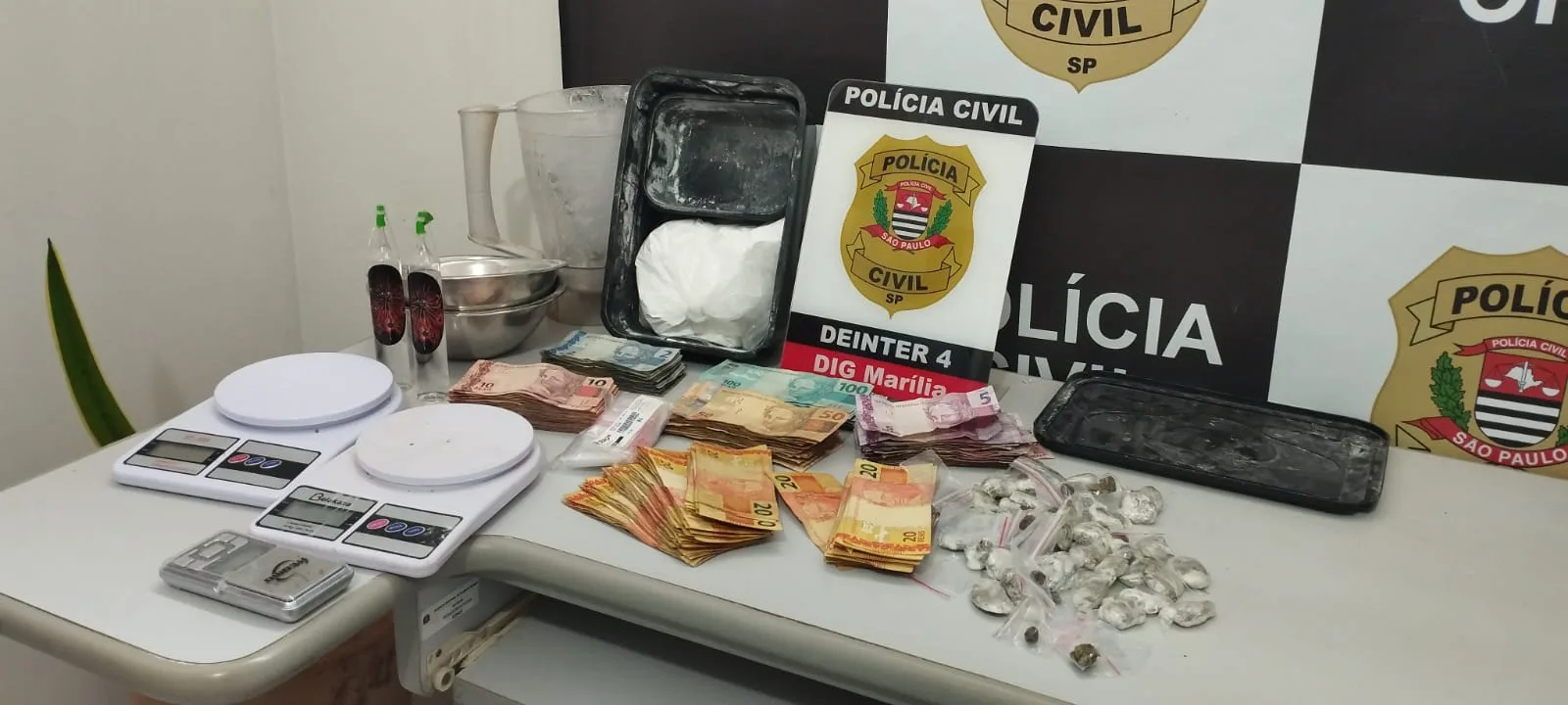 Polícia prende mulher de 18 anos com drogas e dinheiro