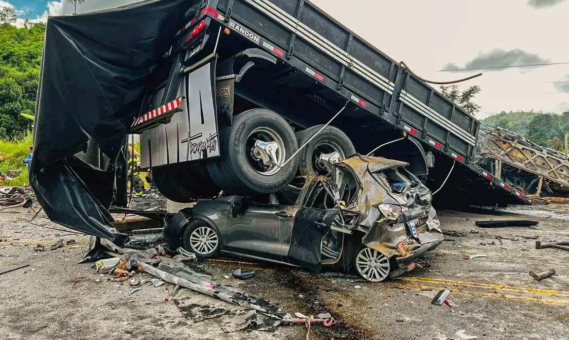 Acidente em MG atinge 41 mortes com motorista foragido