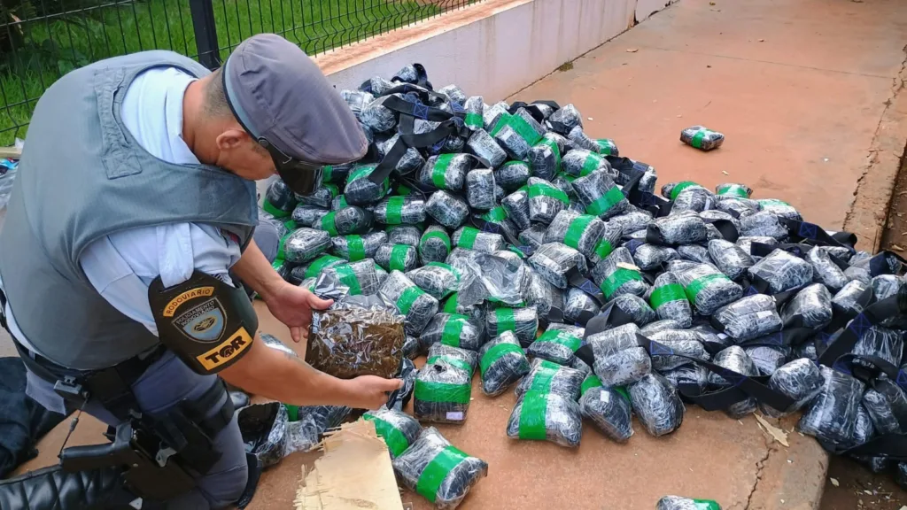 Vistoria policial prende paraguaio com 360kg de haxixe