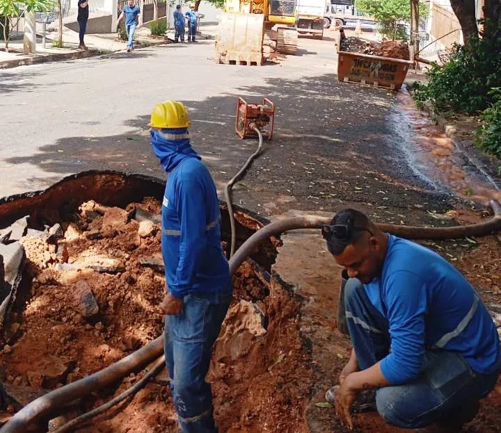 Obra após vazamento deixa bairros sem água