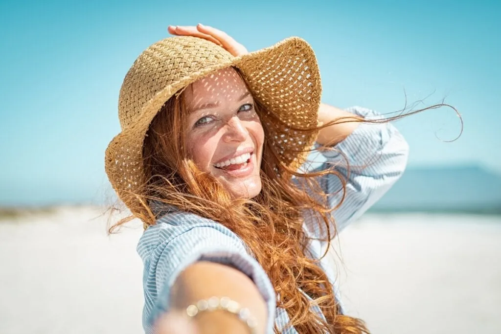 5 cuidados para ter com os cabelos na praia e na piscina