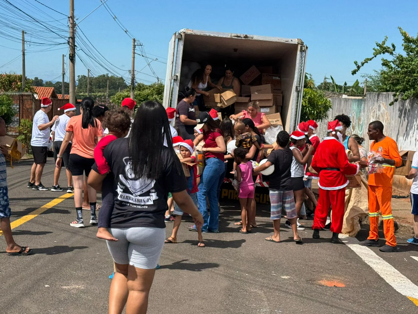 Voluntários levam presentes a bairros e envolvem famílias em Marília