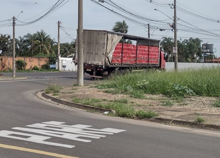 Moradores acusam infrações e sujeira com caminhões