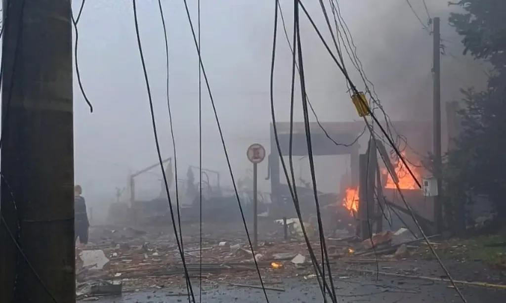 Queda de avião mata passageiros e deixa feridos em rua de Gramado