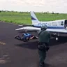 Helicóptero da PM intercepta avião com 435kg de cocaína em Penápolis