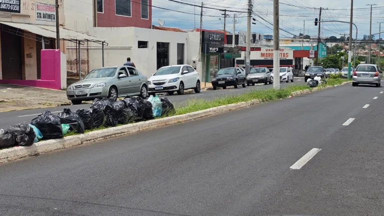 Ruas amanhecem com lixo acumulado em Marília