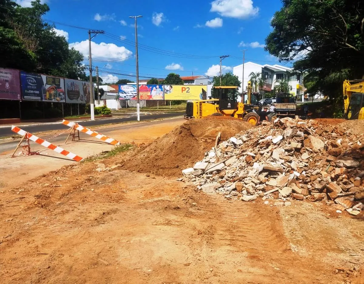 Obras liberam uma faixa ao lado de erosão