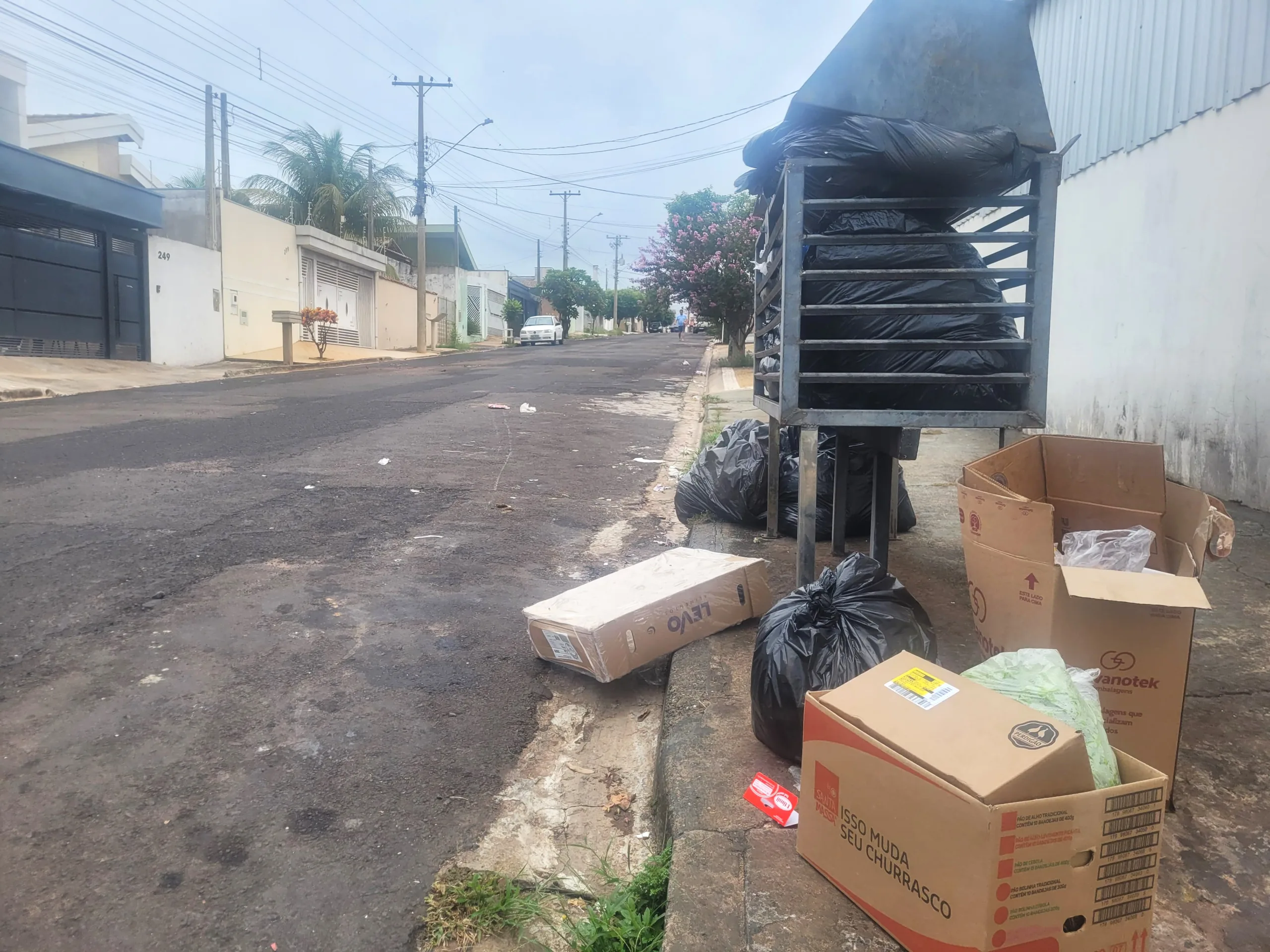 Bairros têm dia de lixo acumulado