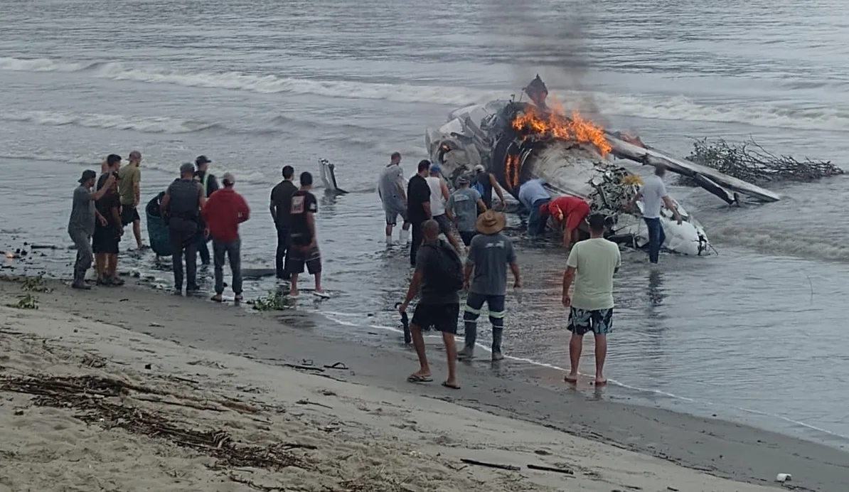 Jato ultrapassa pista e explode na praia em Ubatuba