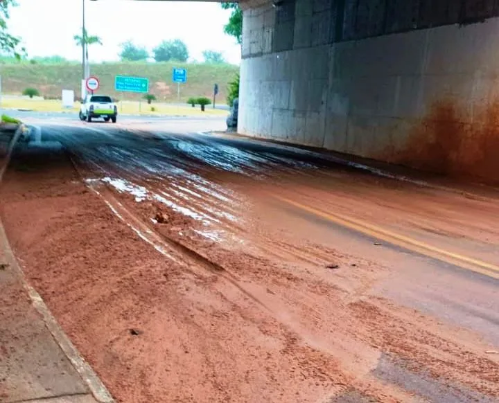 Marília tem deslizamento em avenida e risco de inundação