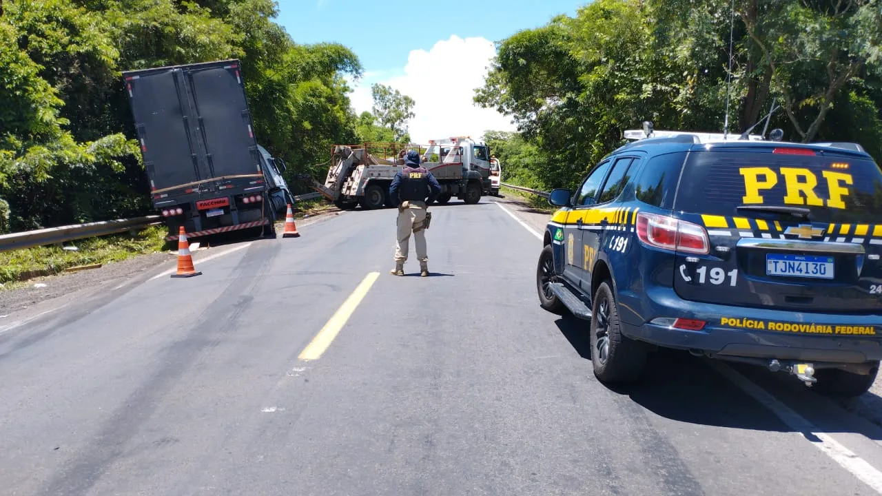 Rodovia BR-153 tem operação para retirar caminhão de acostamento