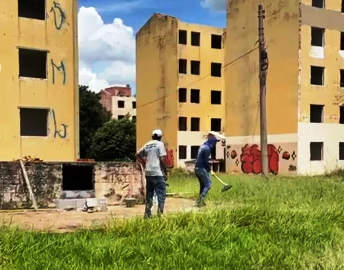 Obras fecham caixas de água contra dengue em prédios abandonados