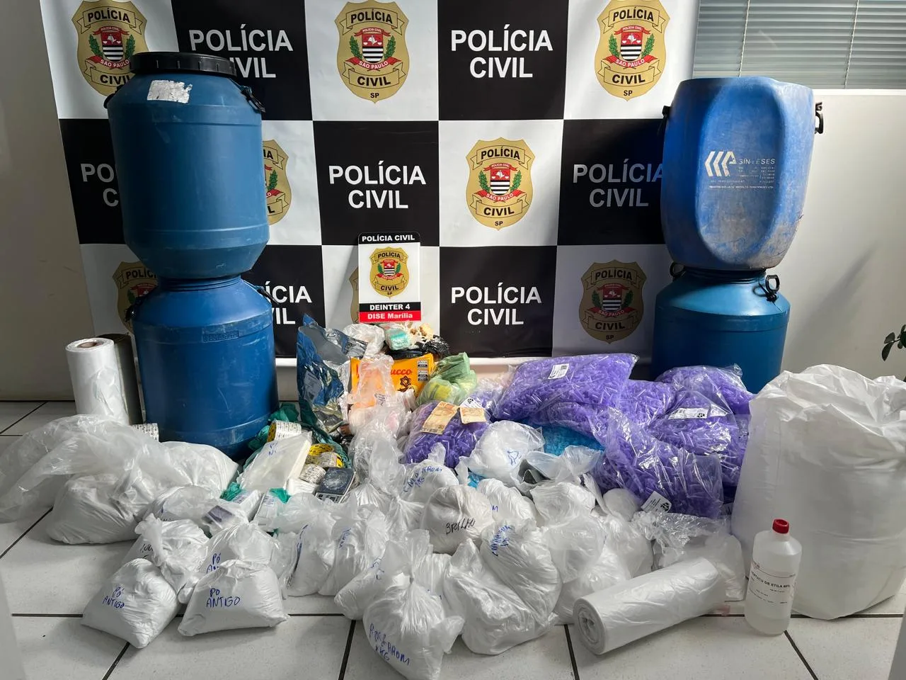 Dise desmonta depósito de drogas e prende um por tráfico em condomínio