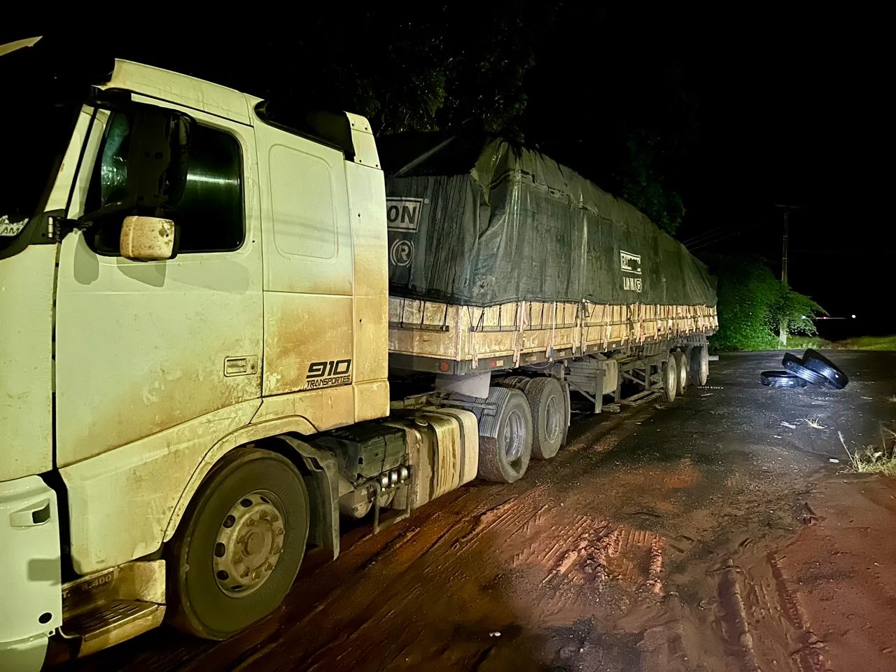 PRF interrompe viagem de carreta com 12 pneus irregulares em Marília