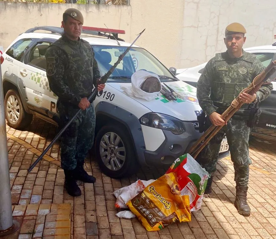 Fiscalização da Polícia Ambiental detém dois homens e aplica multas por caça e maus-tratos contra cães em abordagem que revelou carro sem documento