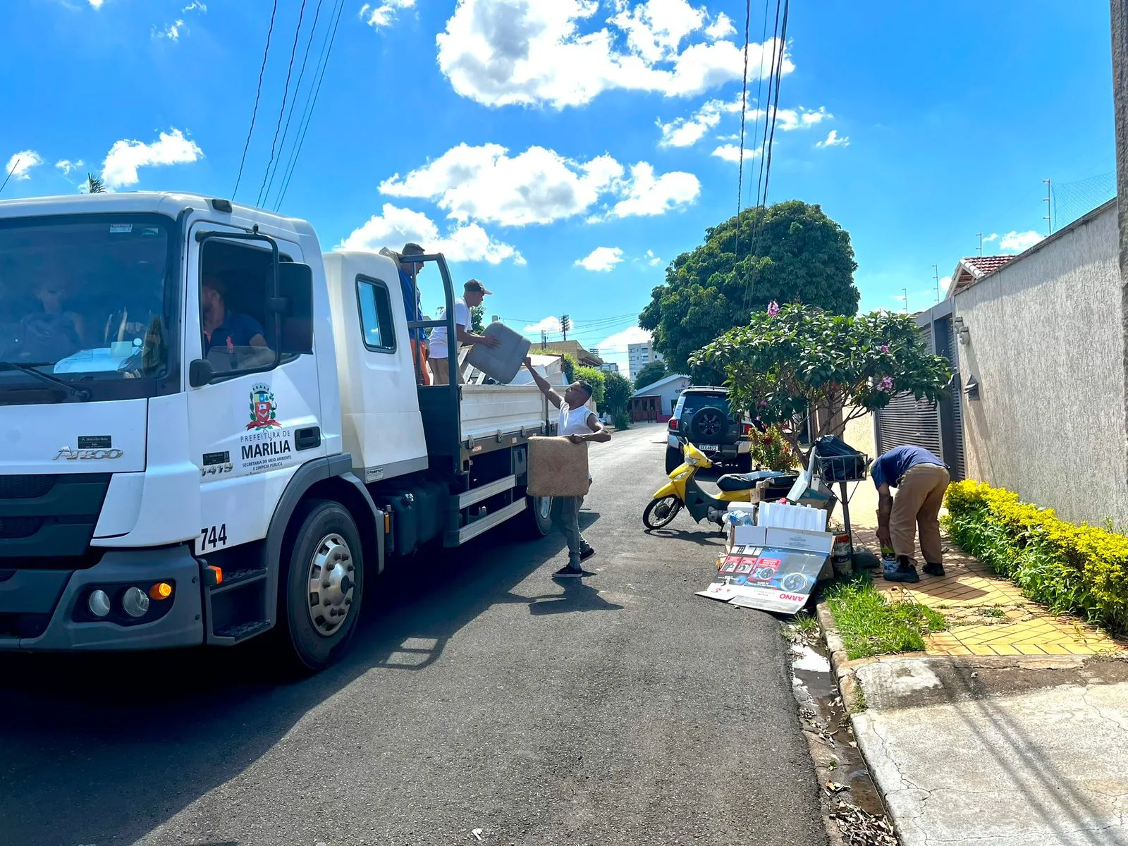 Coleta de entulho chega à zona norte para combater mosquito da dengue