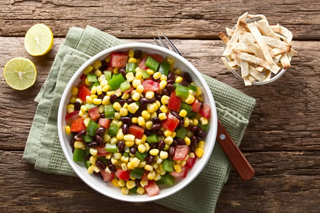 7 saladas proteicas e refrescantes para os dias quentes