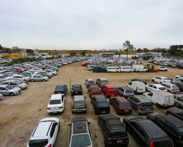 Carros de luxo são destaques em primeiro leilão do Detran no ano