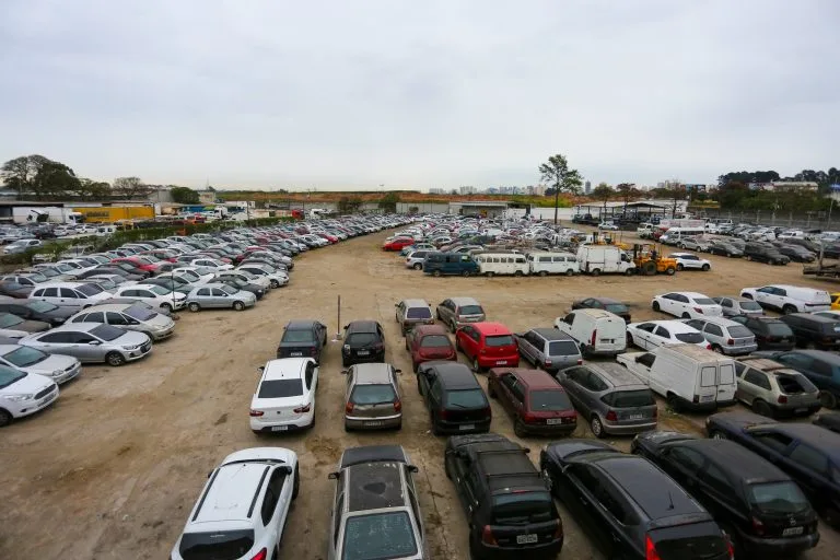 Carros de luxo são destaques em primeiro leilão do Detran no ano