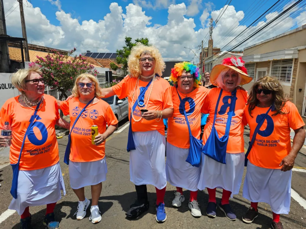 Bagunça do Circo movimenta centro com foliões de todas as idades