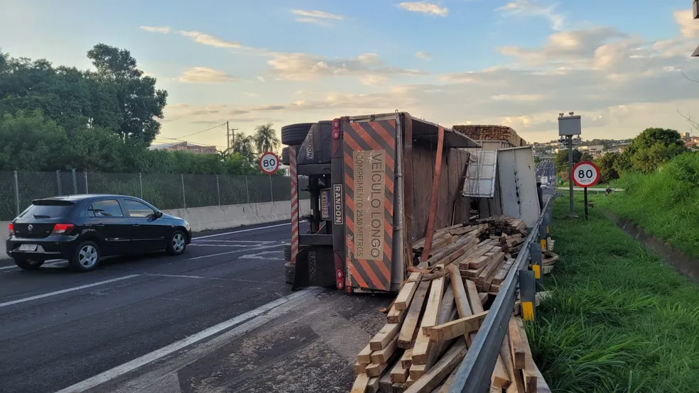 Tombamento de carreta provoca 13h de trabalho no Contorno