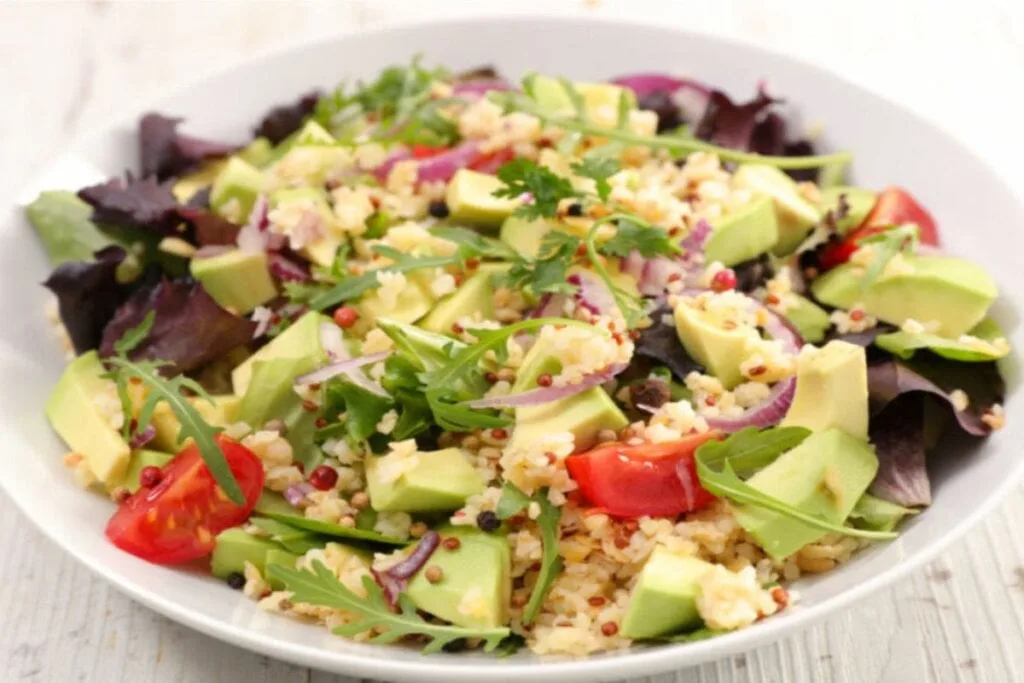 7 receitas de salada com quinoa para ajudar a emagrecer