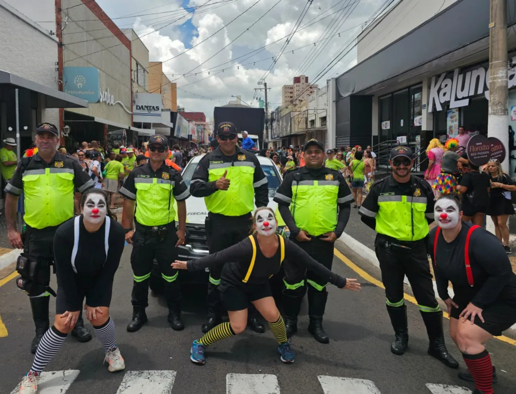 Bagunça do Circo movimenta centro com blocos e cores e divulga baile