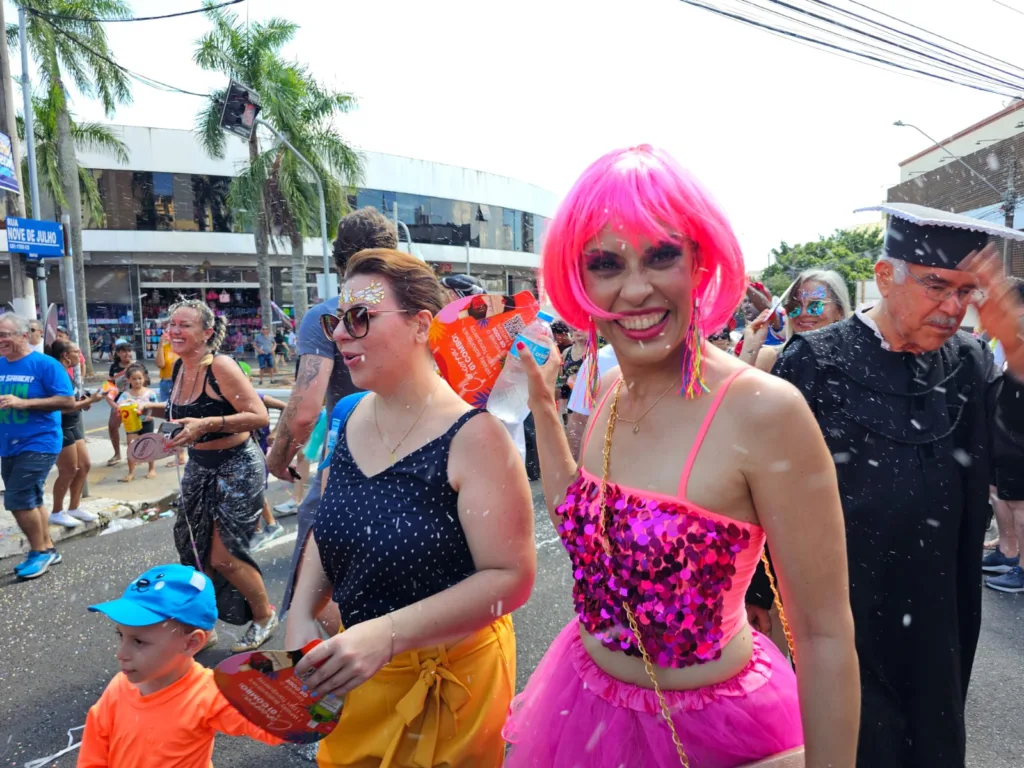 Bagunça do Circo movimenta centro com blocos e cores e divulga baile