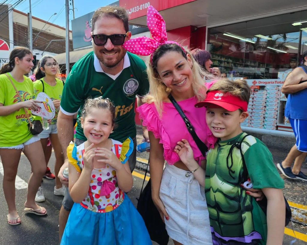 Bagunça do Circo movimenta centro com foliões de todas as idades