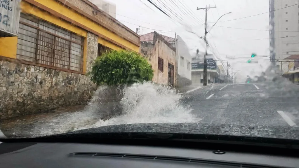 Marília inicia semana em alerta para chuvas após sábado de enxurradas