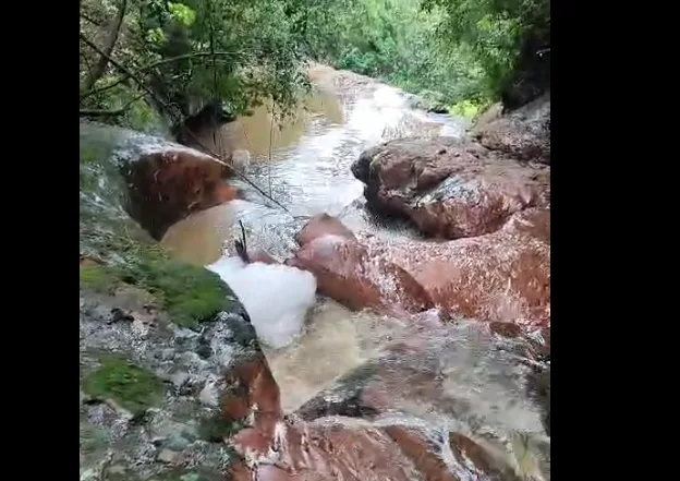 Córrego com cachoeiras tem novo despejo de esgoto em área nobre