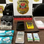 A Polícia Civil de Vera Cruz deflagrou, nesta quinta-feira (13), uma operação com reforço de equipe de Garça para cumprir mandados de busca contra tráfico de drogas