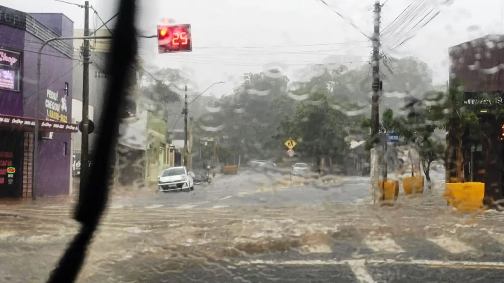 Marília inicia semana em alerta para chuvas após sábado de enxurradas